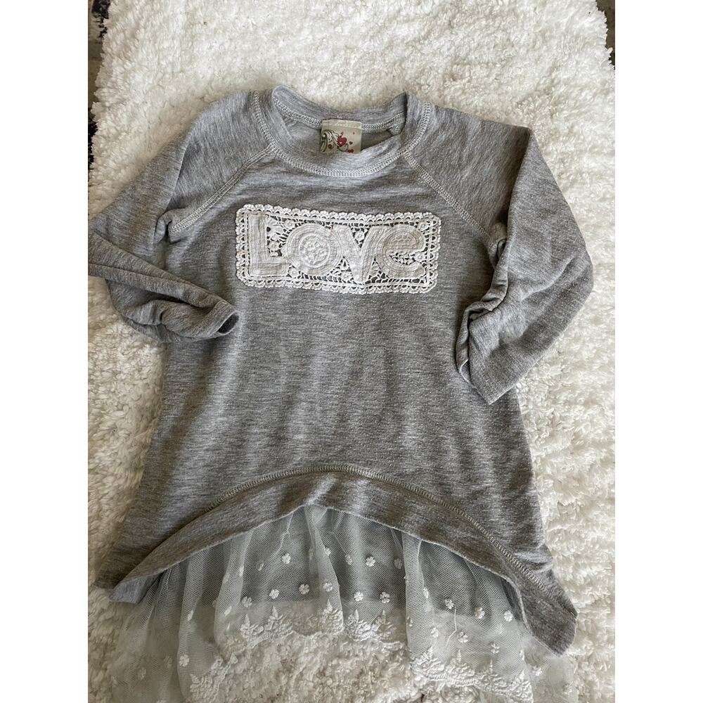 Jenna & Jessie girls sz. 5 gray "love" design lace bottom shirt. Cute, comfortab